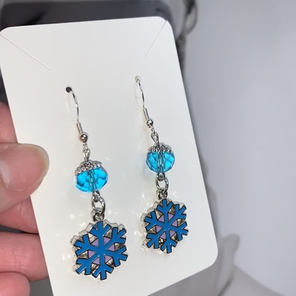New Hand Crafted Snowflake ❄️ Dangle Earrings - Picture 3 of 11